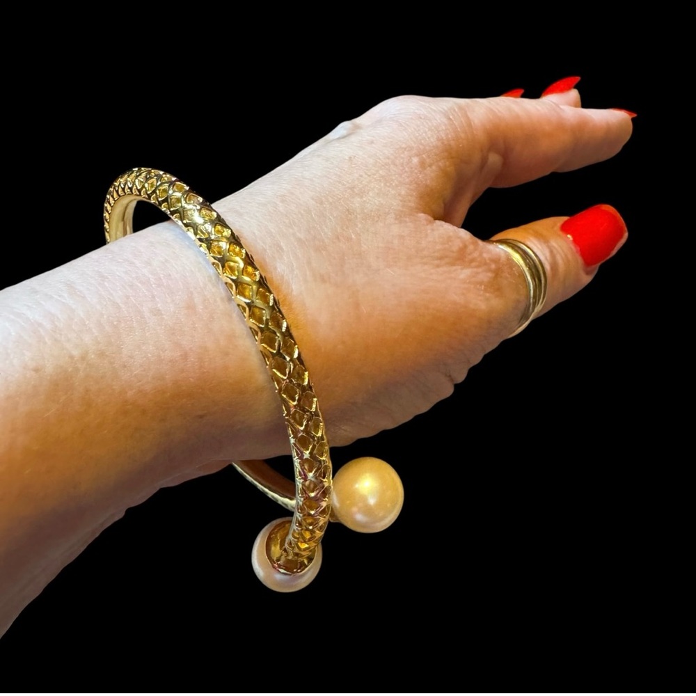 Avon Gold Tone basket Weave Bracelet with Faux Pearl Accents Large